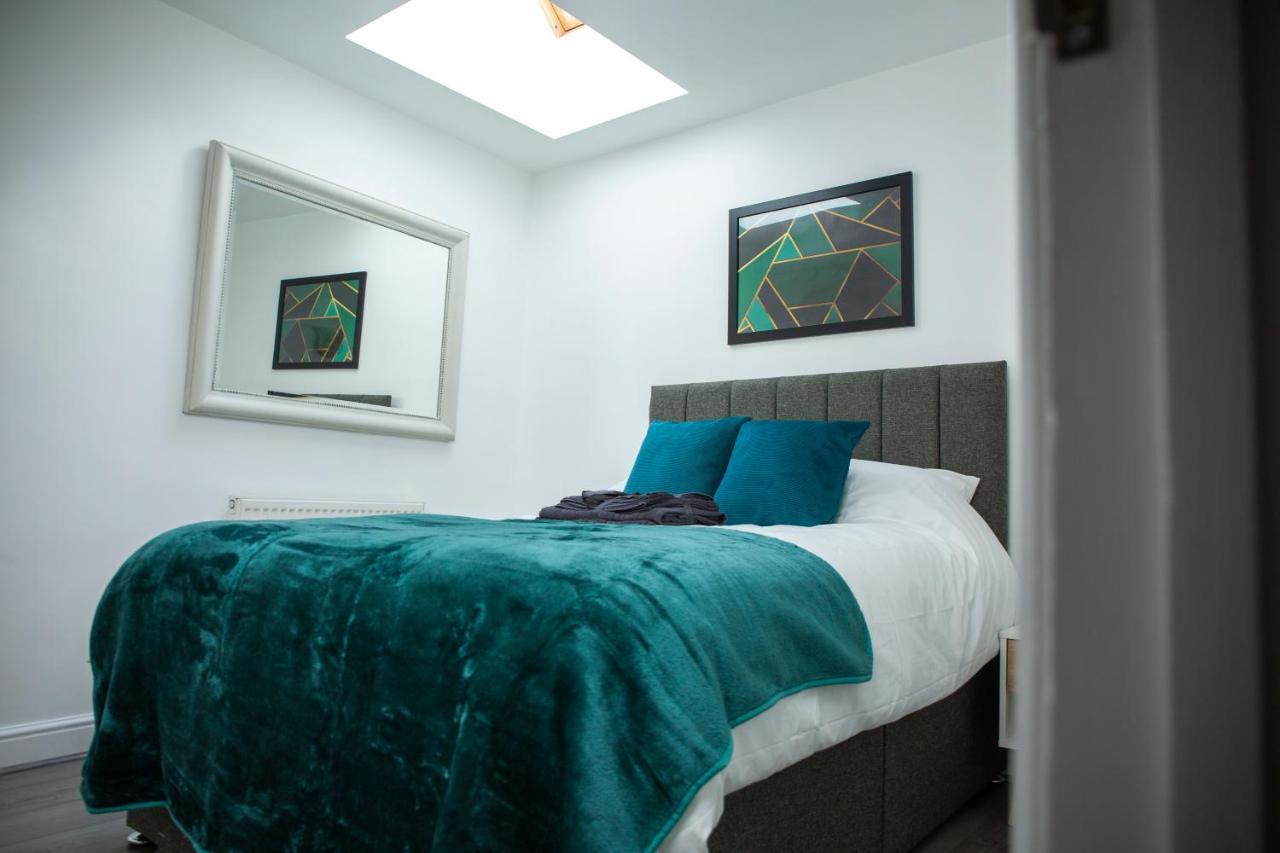 Modern Townhouse Apartment With Free Parking And Wifi ストラットフォード＝アポン＝エイボン エクステリア 写真