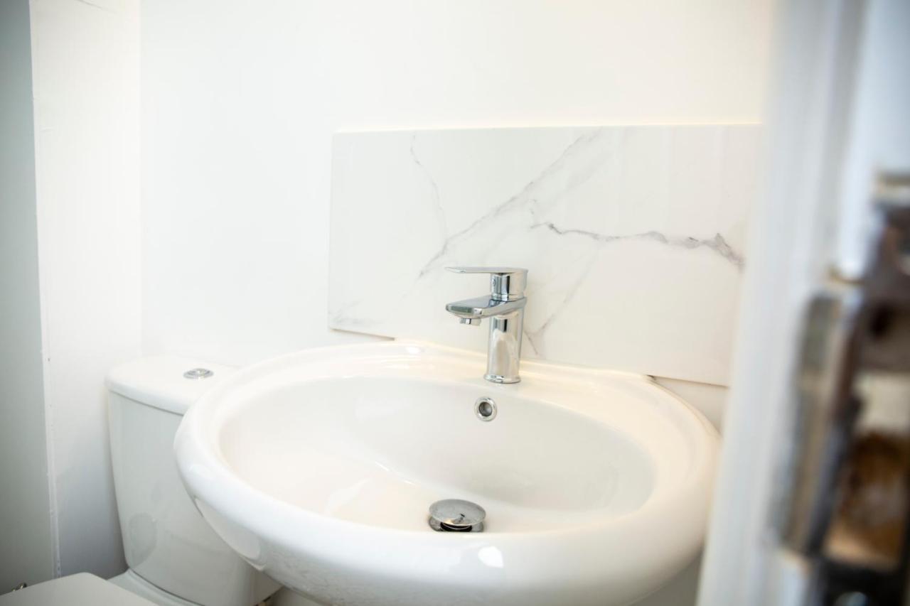 Modern Townhouse Apartment With Free Parking And Wifi ストラットフォード＝アポン＝エイボン エクステリア 写真