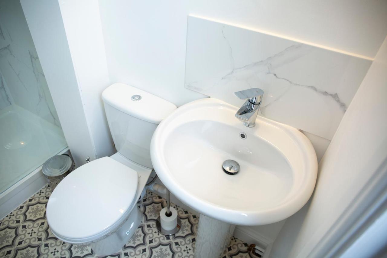 Modern Townhouse Apartment With Free Parking And Wifi ストラットフォード＝アポン＝エイボン エクステリア 写真