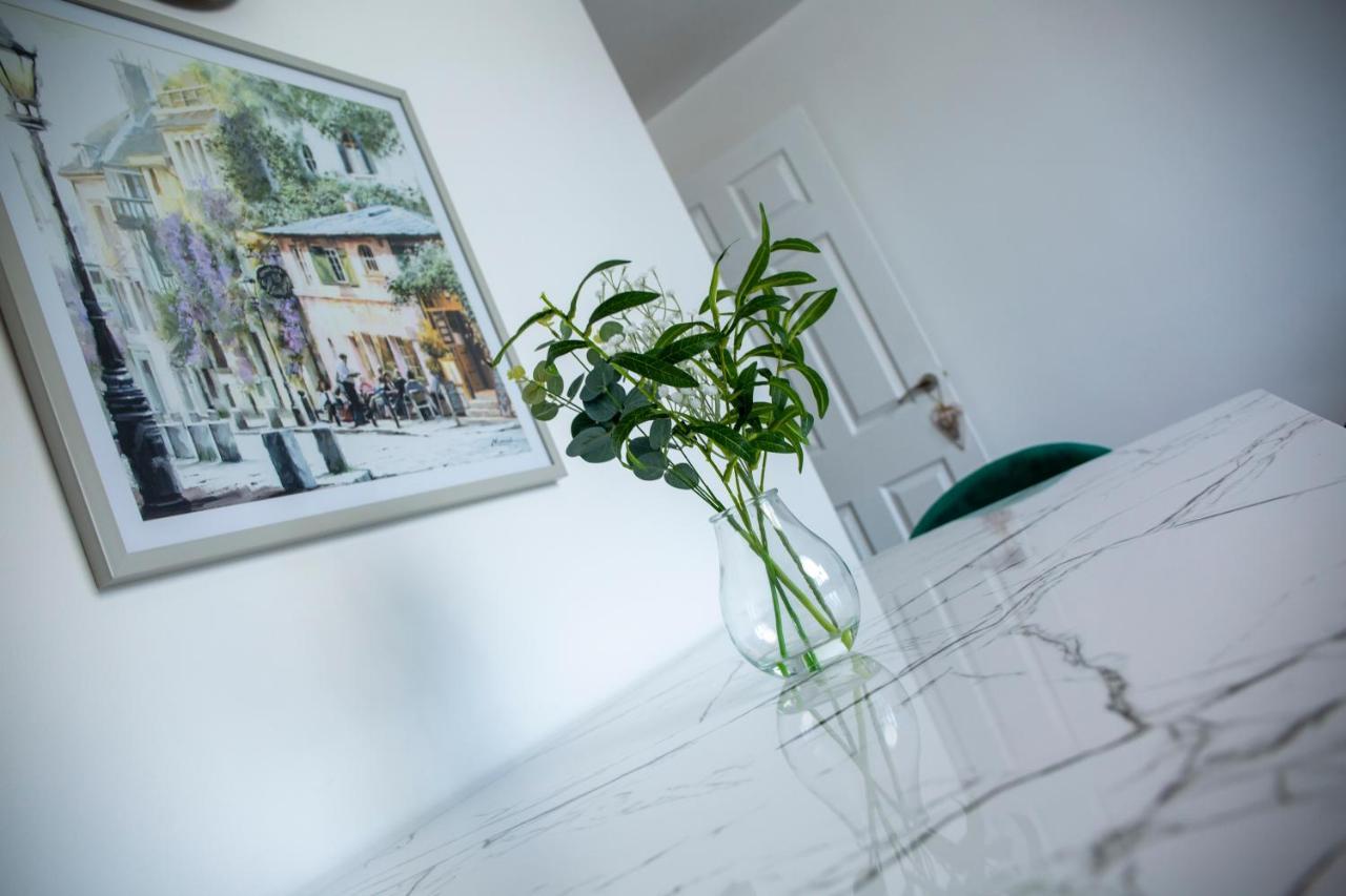 Modern Townhouse Apartment With Free Parking And Wifi ストラットフォード＝アポン＝エイボン エクステリア 写真