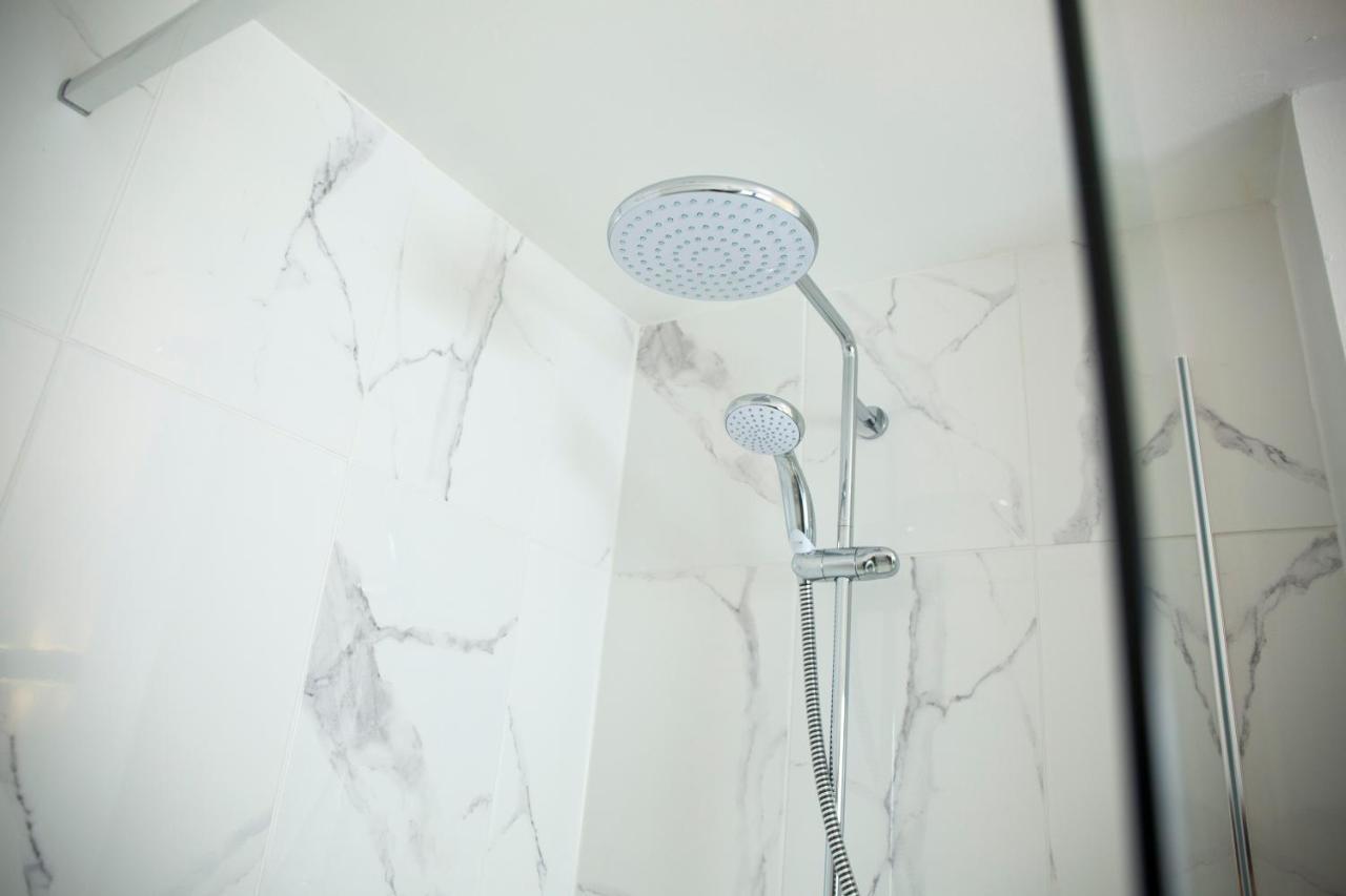 Modern Townhouse Apartment With Free Parking And Wifi ストラットフォード＝アポン＝エイボン エクステリア 写真
