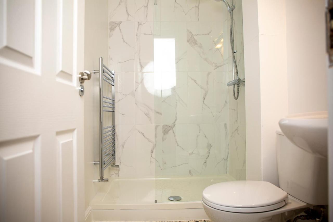 Modern Townhouse Apartment With Free Parking And Wifi ストラットフォード＝アポン＝エイボン エクステリア 写真
